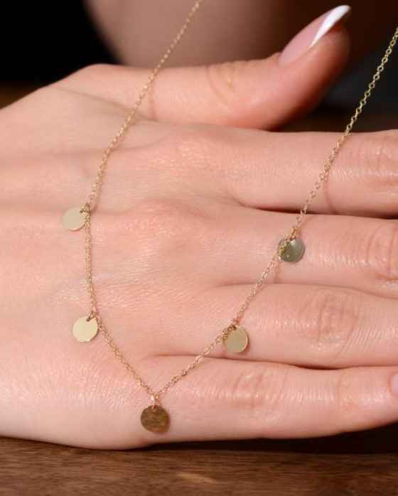 Günlük Kombinlere Uyum Sağlayan Minimalist Takılar