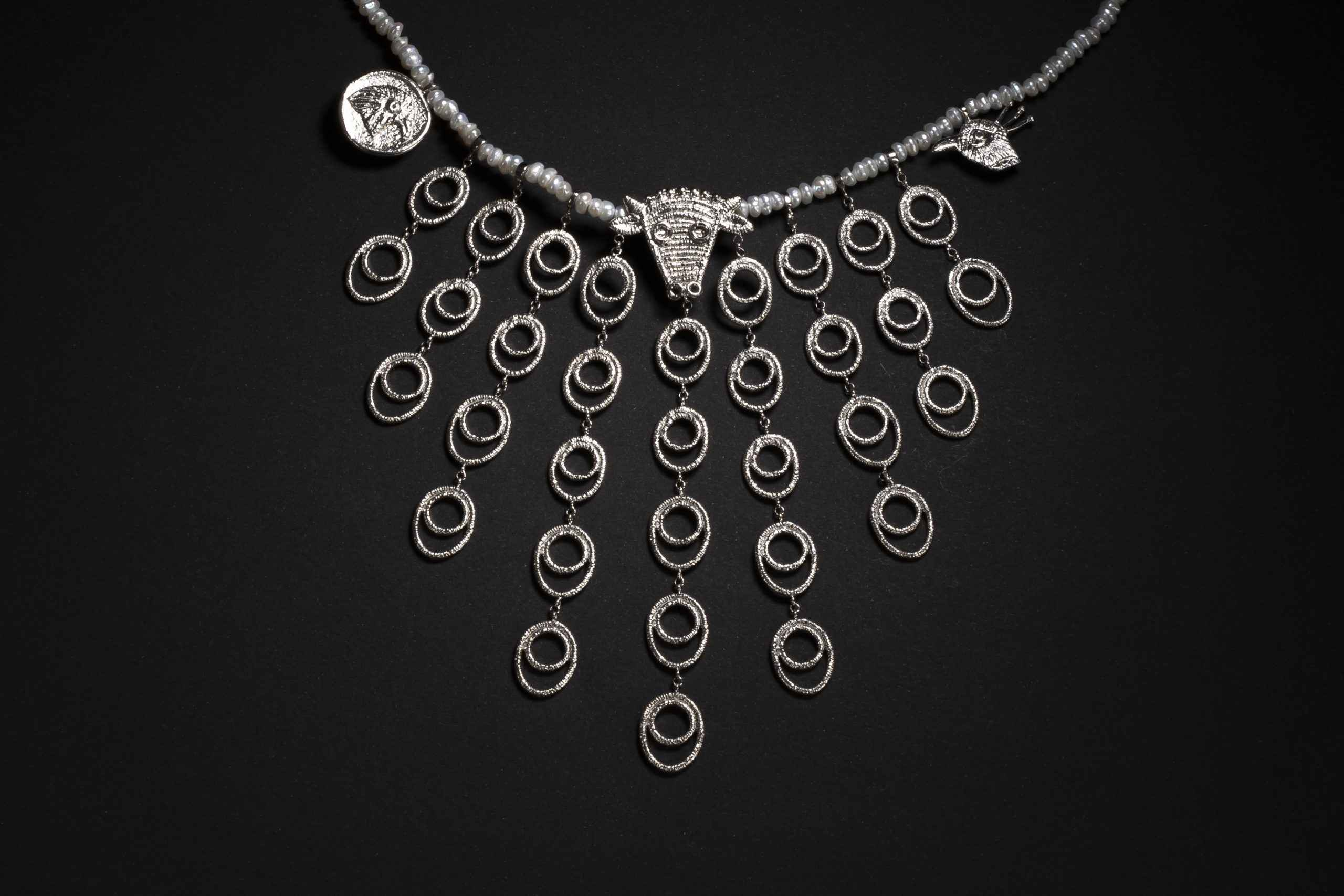 Takılarla Anlatılan Tarihi Hikayeler Takılarla Anlatılan Tarihi Hikayeler