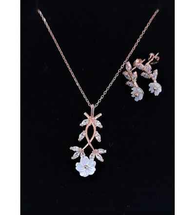 zarif takılar mı, gösterişli takılar mı tercih edilmeli? zarif takılar mı, gösterişli takılar mı tercih edilmeli?